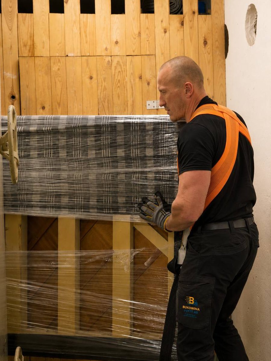 Möbler inslagna i sträckfilm
